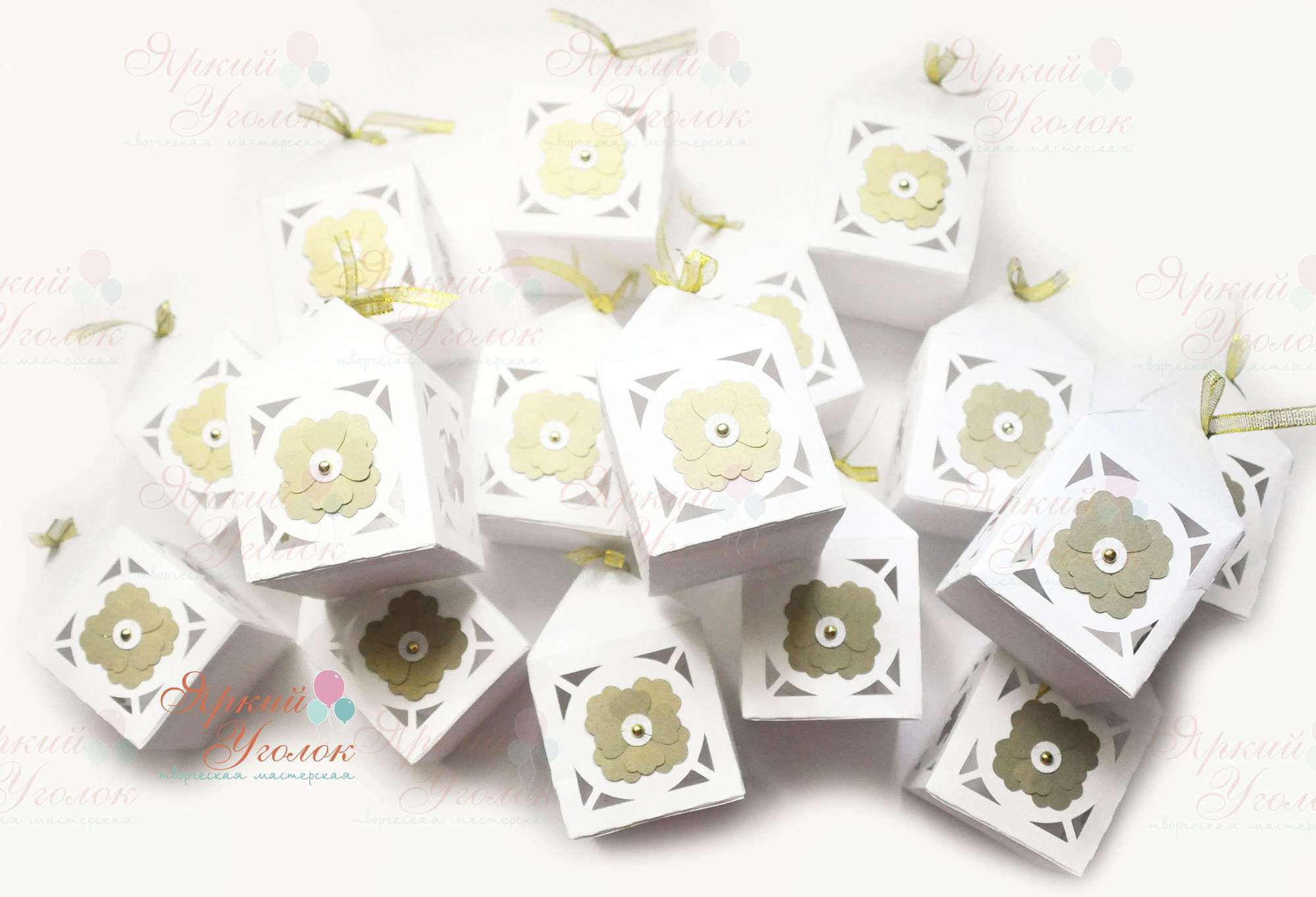 Коробочка с объемным декором "Цветы"