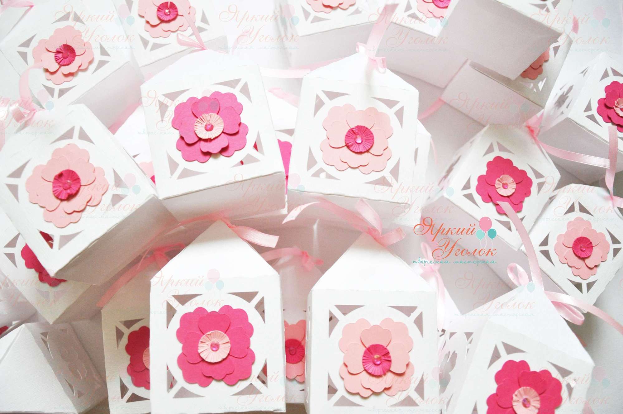 Коробочка с объемным декором "Цветы"