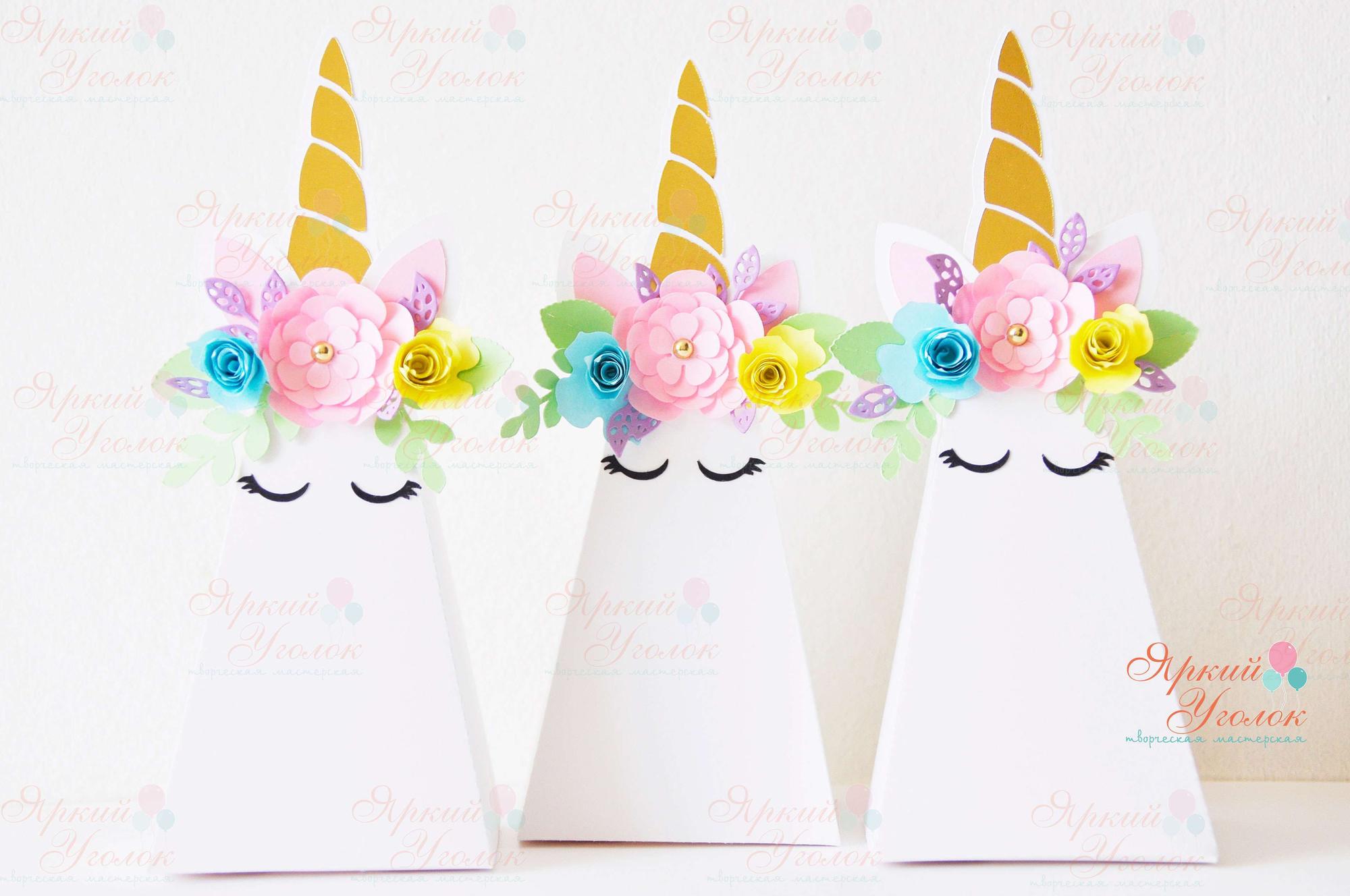 Бонбоньерка - треугольная коробочка с рогом и объемными цветами