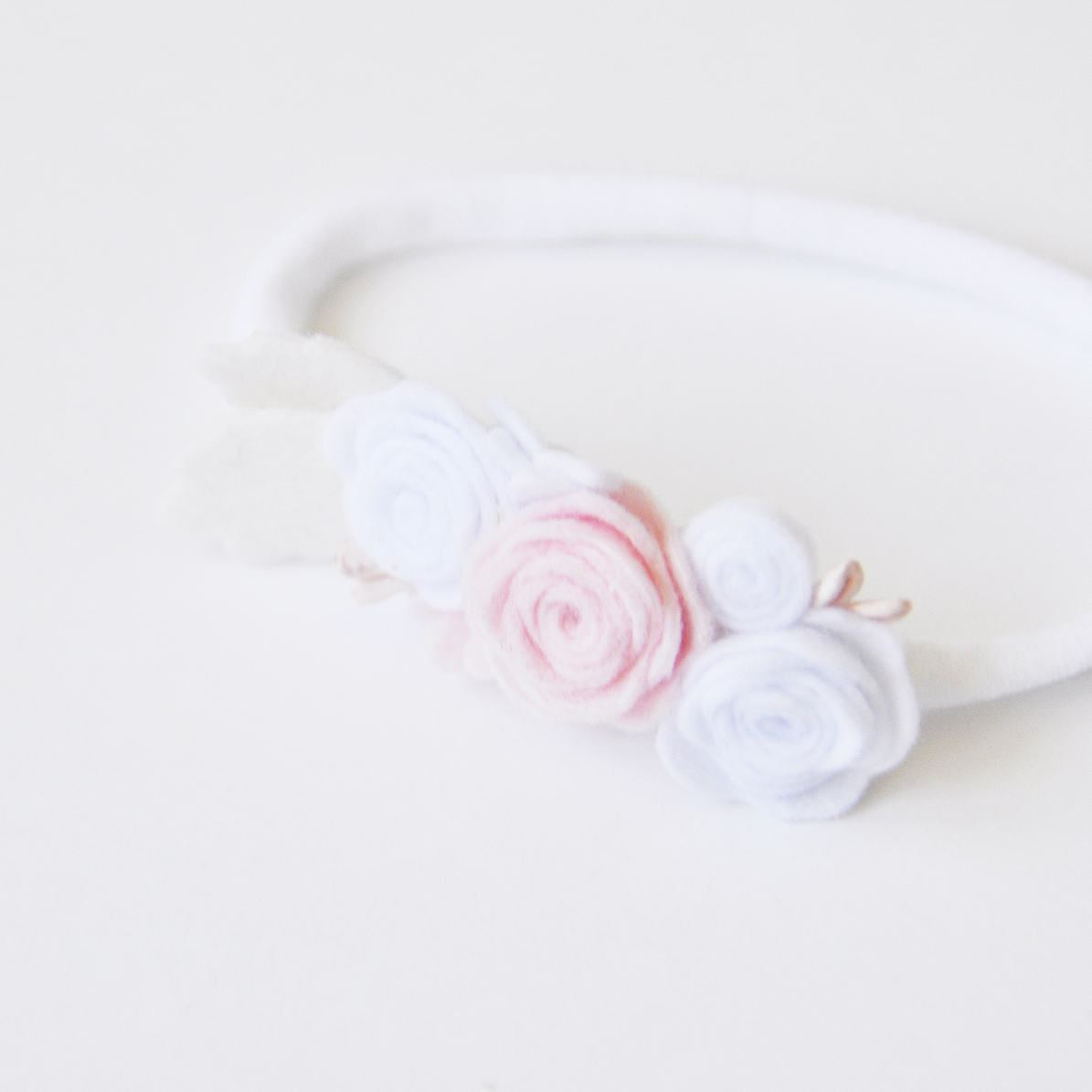 ПОВЯЗКА НЕЖНЫЕ РОЗОВЫЕ ЦВЕТЫ