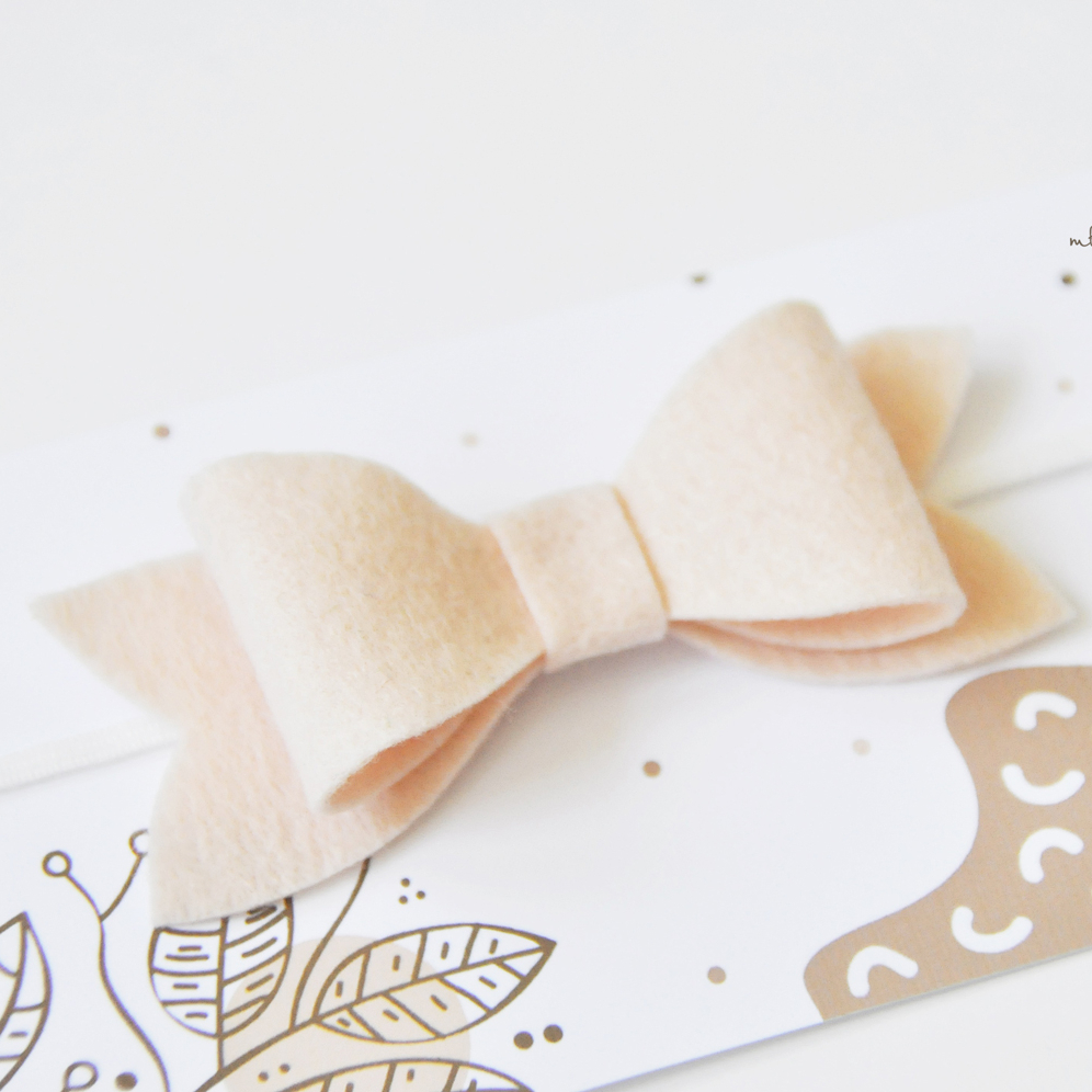 Повязка с персиковым бантиком из фетра