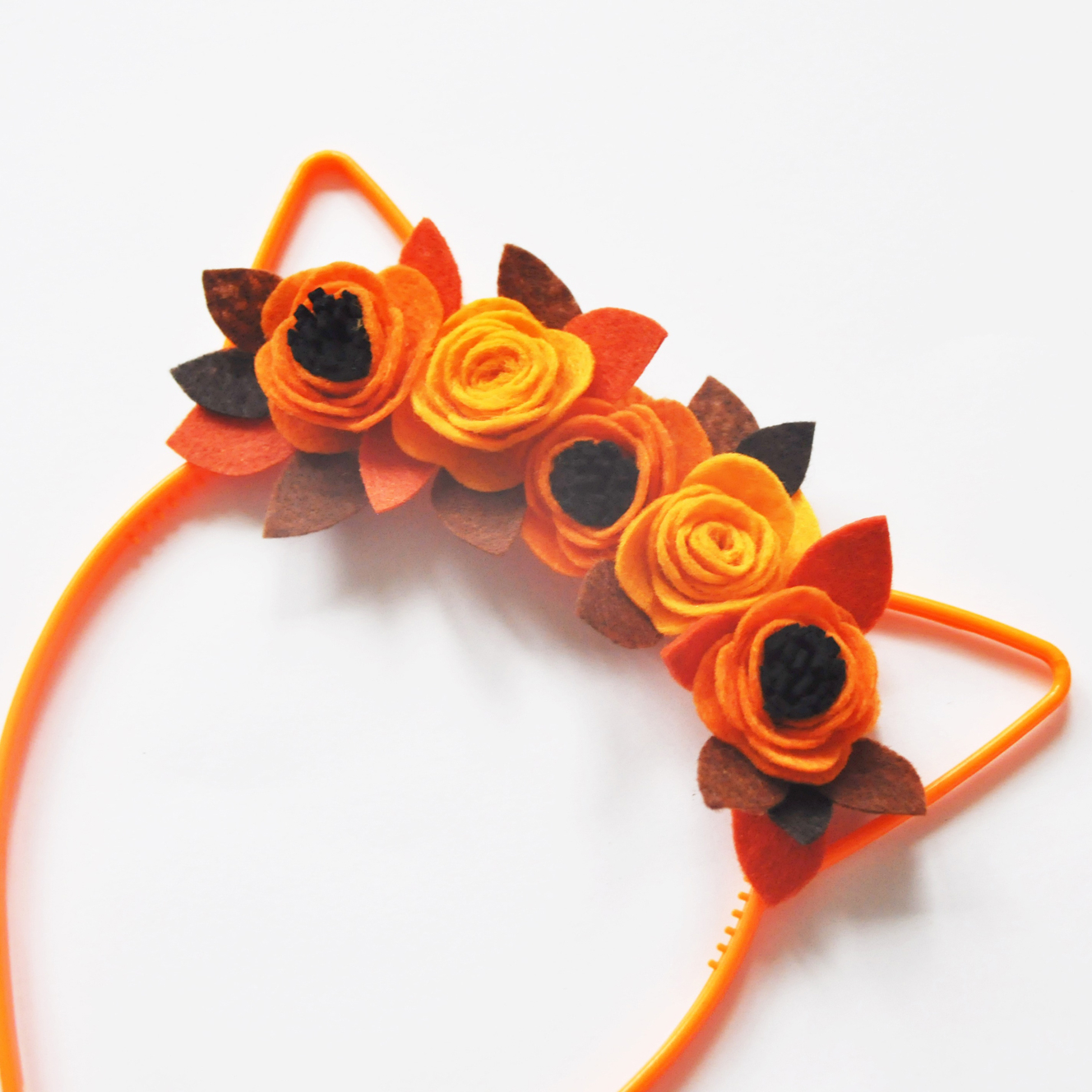 Ободок оранжевый с листвой с ушками с цветами из фетра
