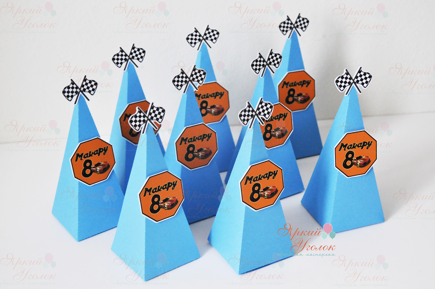 Бонбоньерка - треугольная коробочка с машинками
