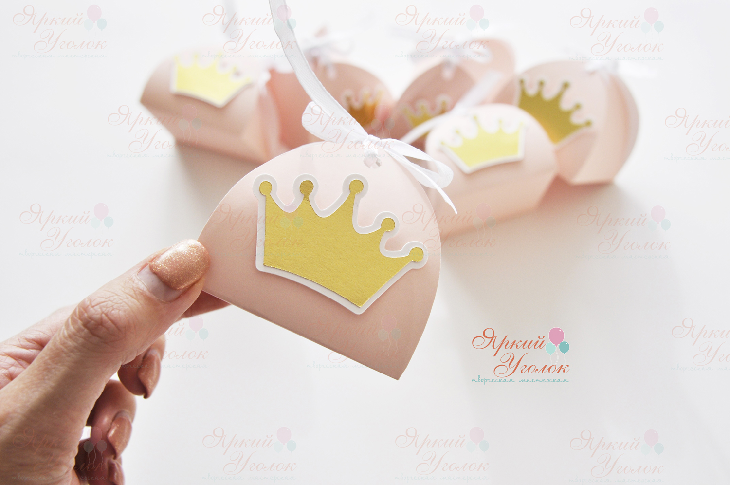 Маленькие бонбоньерки с объемным декором "Золотые короны"