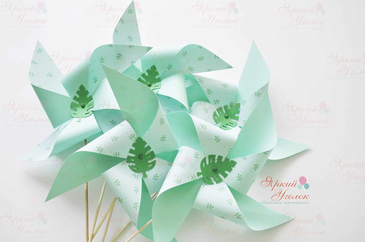 Декоративные вертушки мятные с листьями