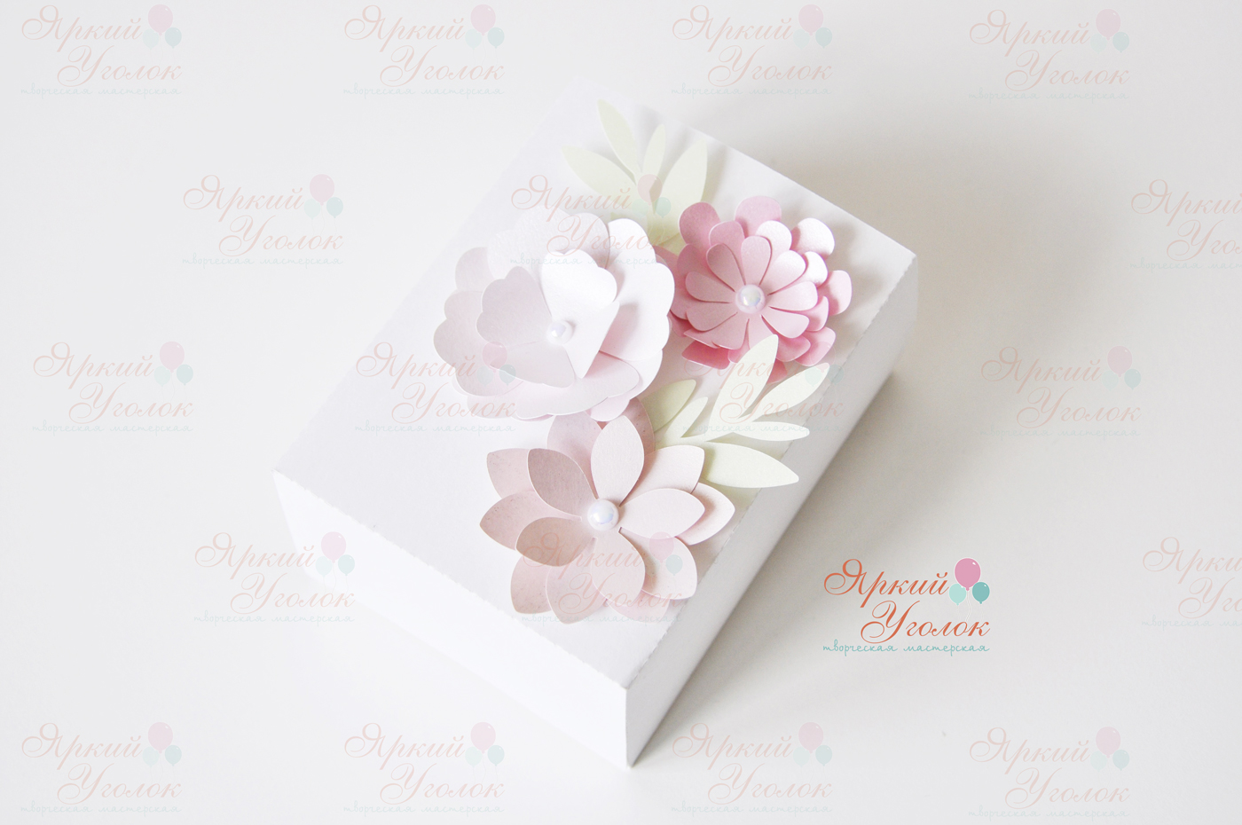 Коробочка со сложным объемным декором цветы