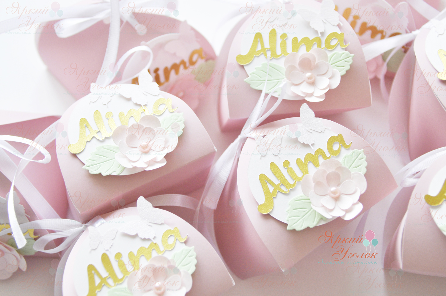 Маленькие бонбоньерки со сложным объемным декором "Бабочки с цветами"