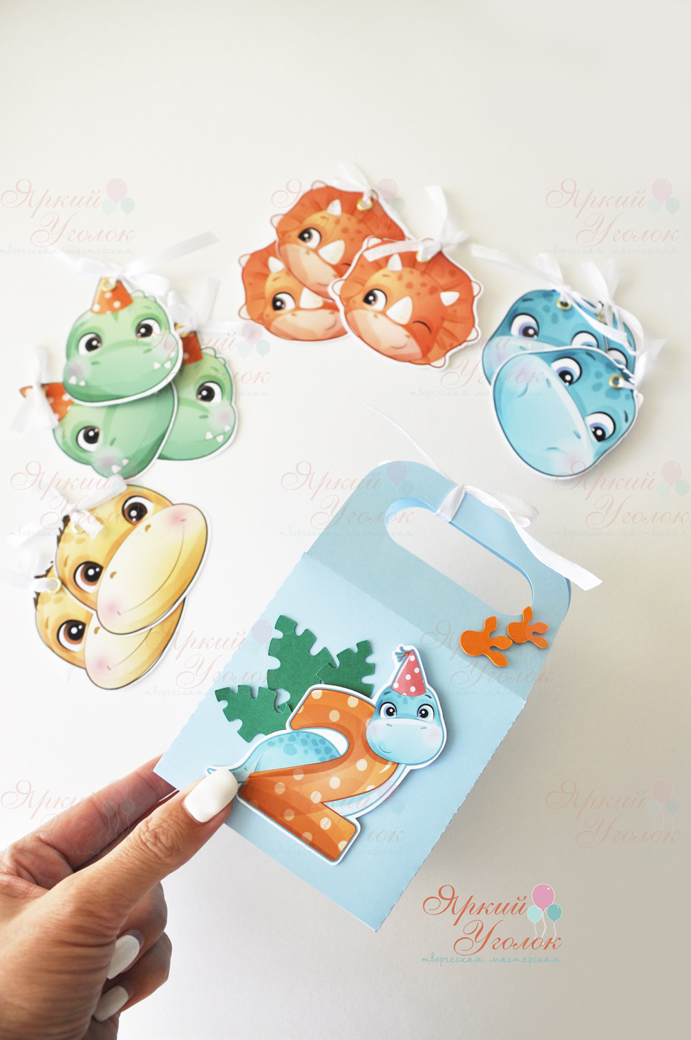 Коробочка с фигурными карточками для пожеланий "Веселые динозаврики"