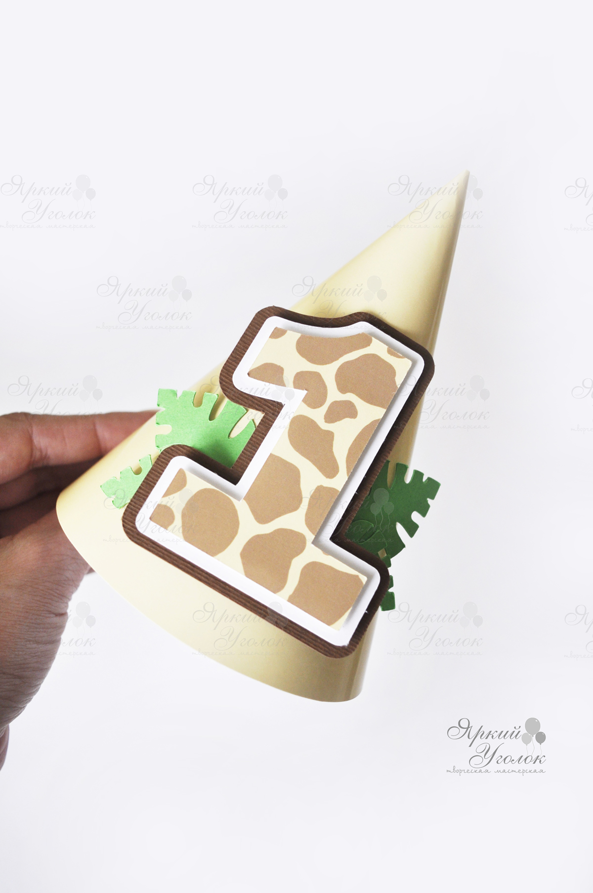 Колпачок со сложным объемным декором "Жирафы"