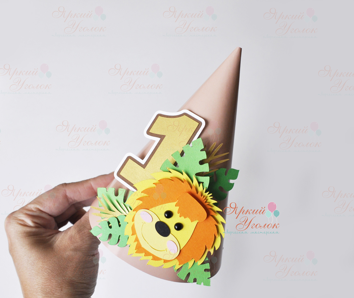 Колпачок со сложным объемным декором и цифрой "Веселый зоопарк" бежевый