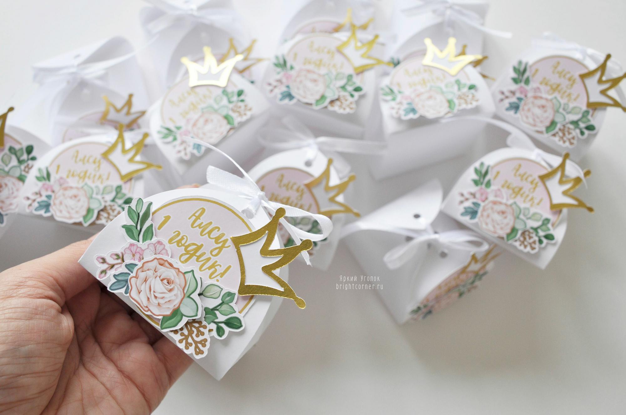 Маленькие бонбоньерки со сложным объемным декором "Корона с цветами"