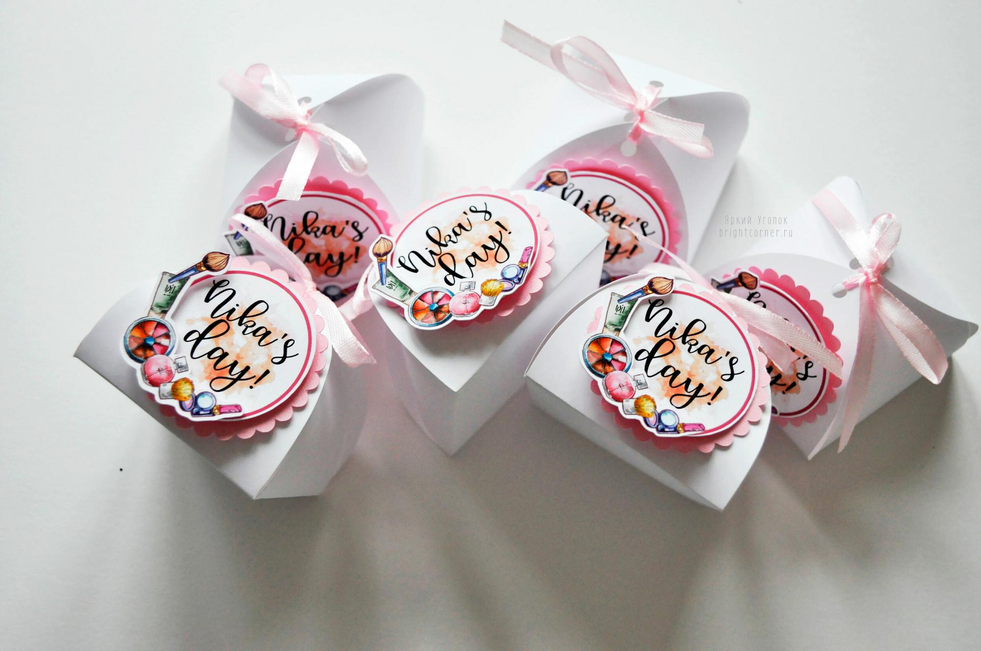 Маленькие бонбоньерки со сложным объемным декором "Косметика"