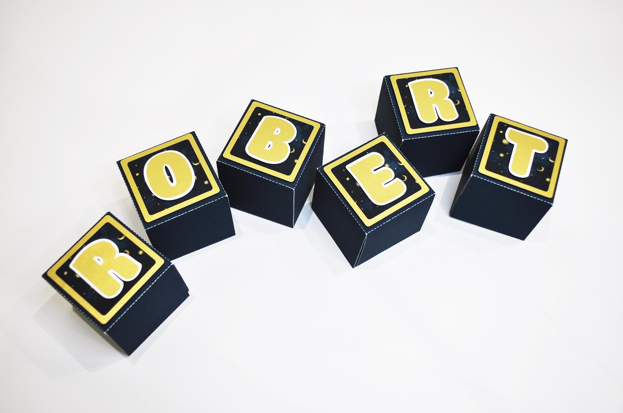 Кубики темные с объемными многослойными буквами