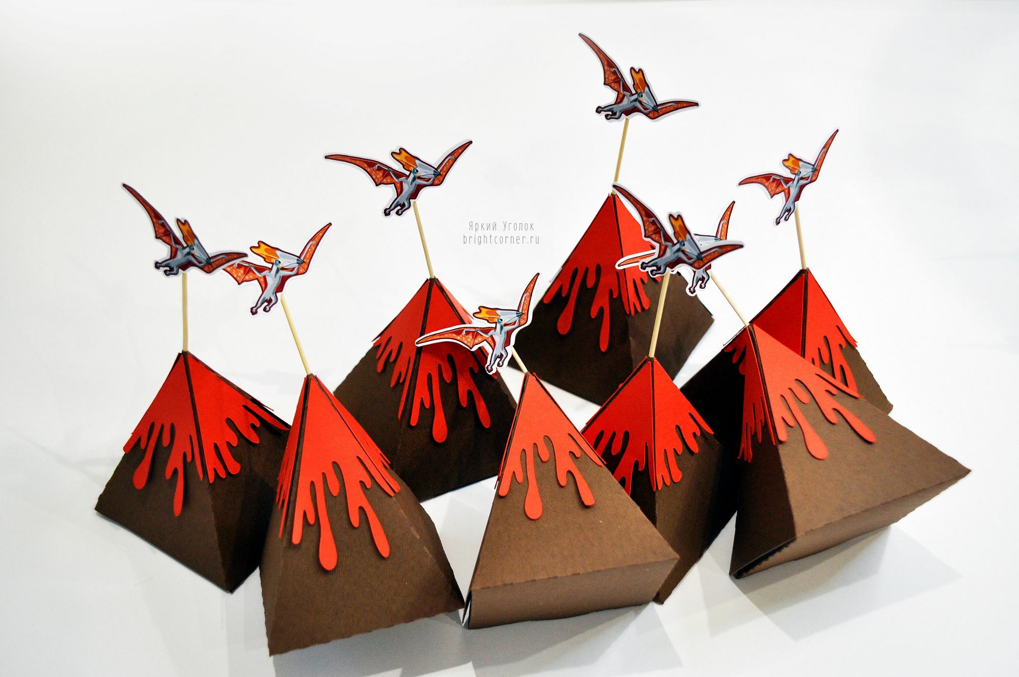 Бонбоньерка треугольная "Динозавры"