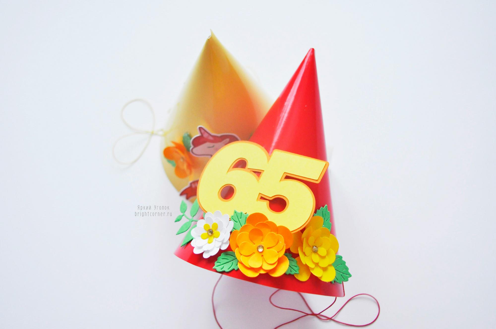 Колпачок со сложным декором - с объемными яркими цветами