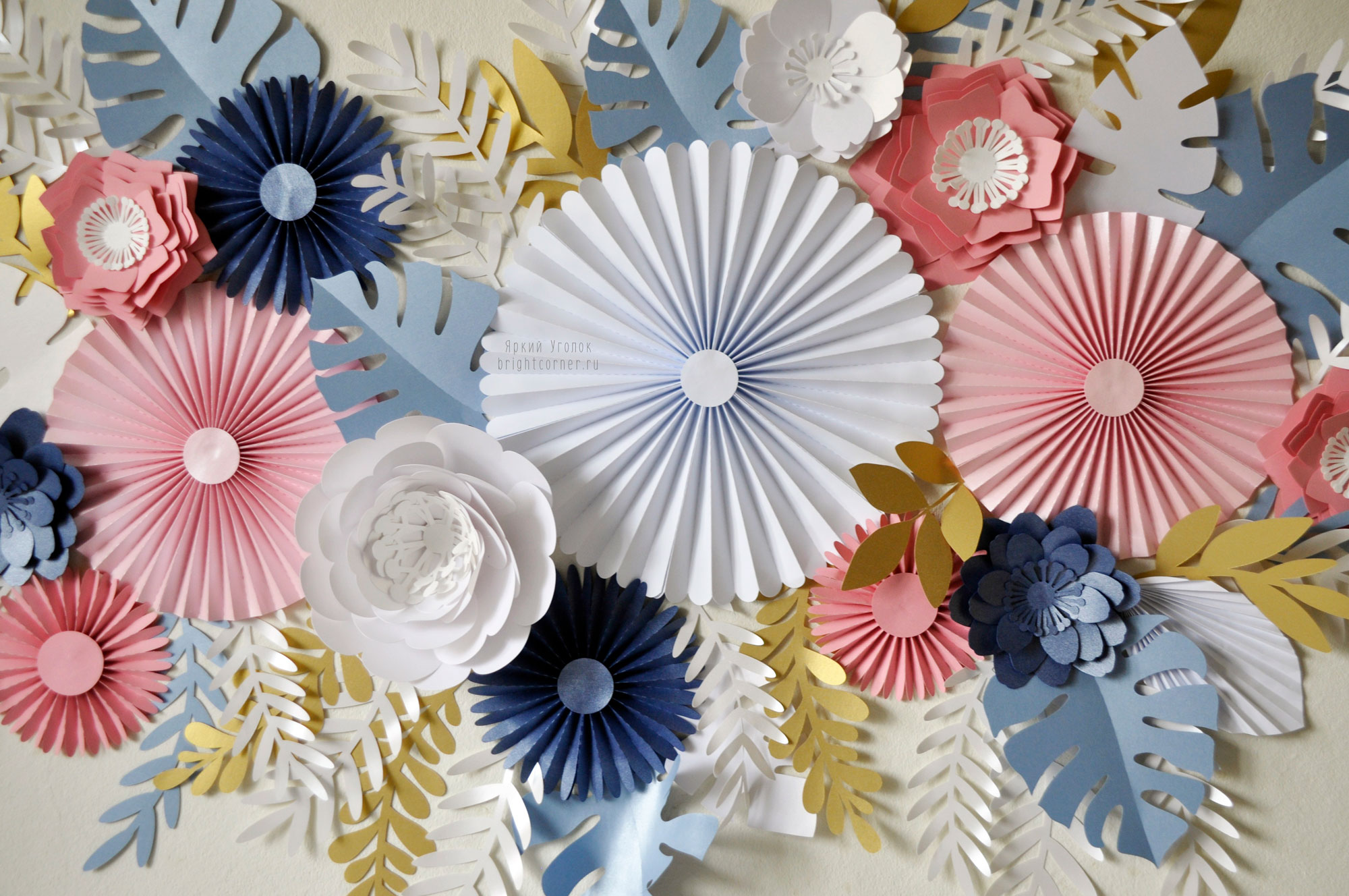 Композиция из цветов и веерных кругов