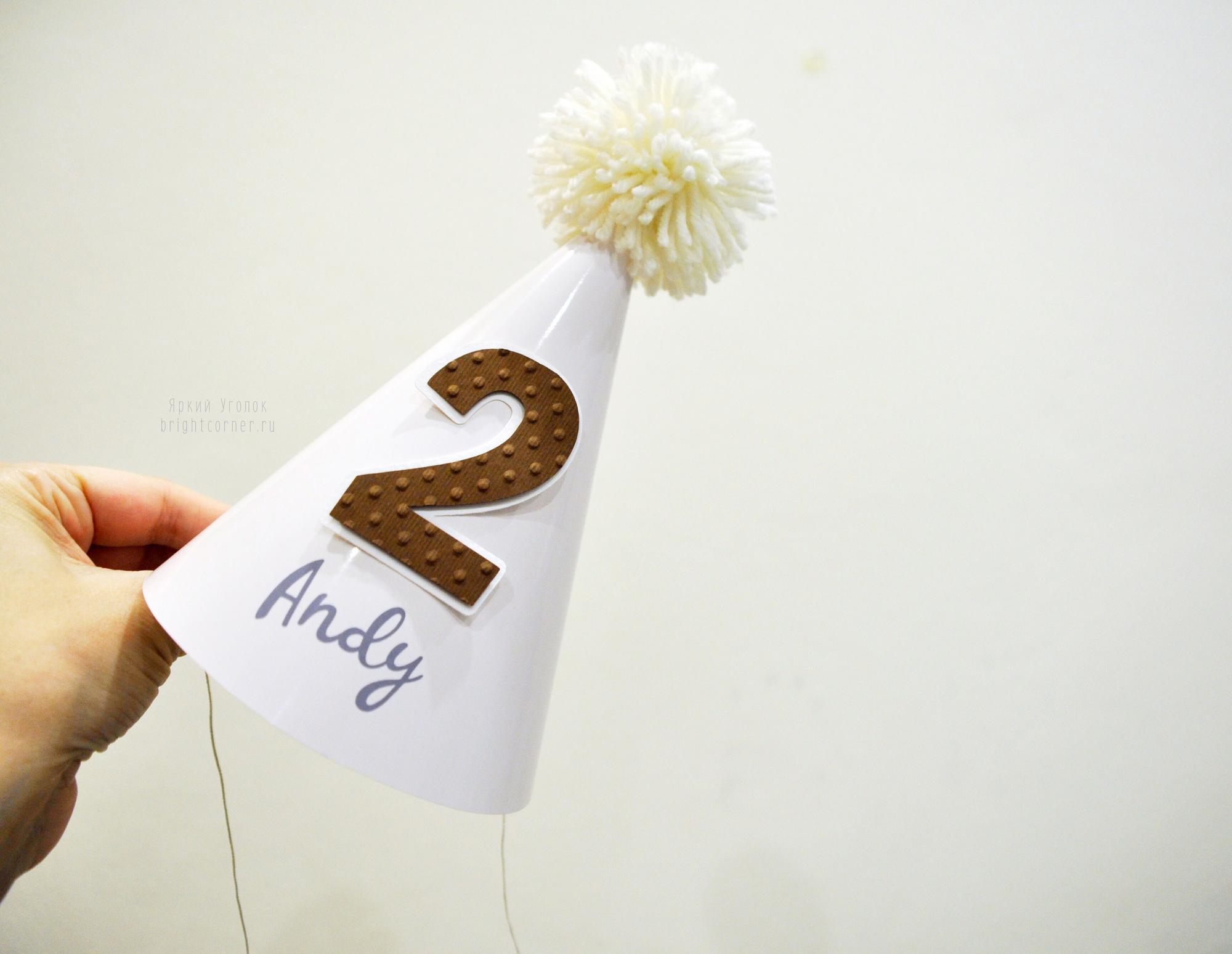 Колпачок со сложным объемным декором и помпоном