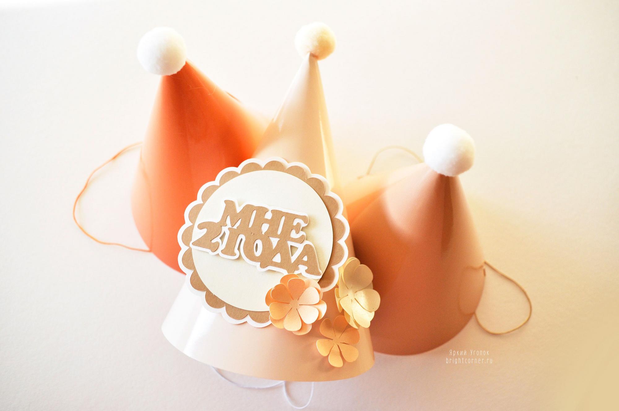 Колпачок со сложным декором - с объемными цветами и помпоном