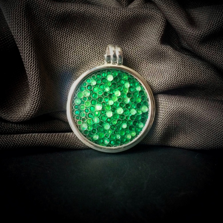 КУЛОН "ЗЕЛЕНЫЕ ТОЧКИ"