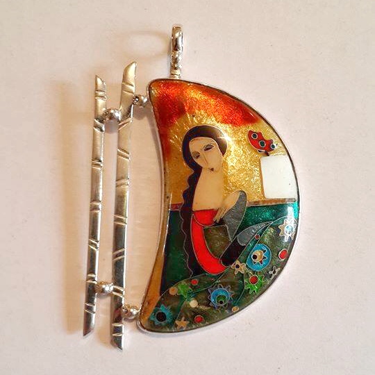 БРОШЬ "ДЕВУШКА С КОСОЙ"