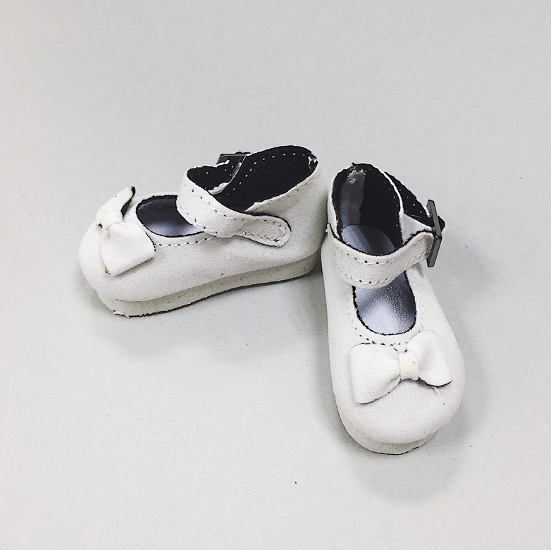 White shoes with bow