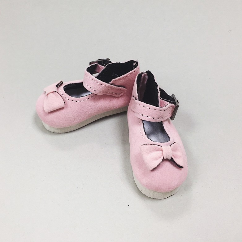 Pink shoes with bow