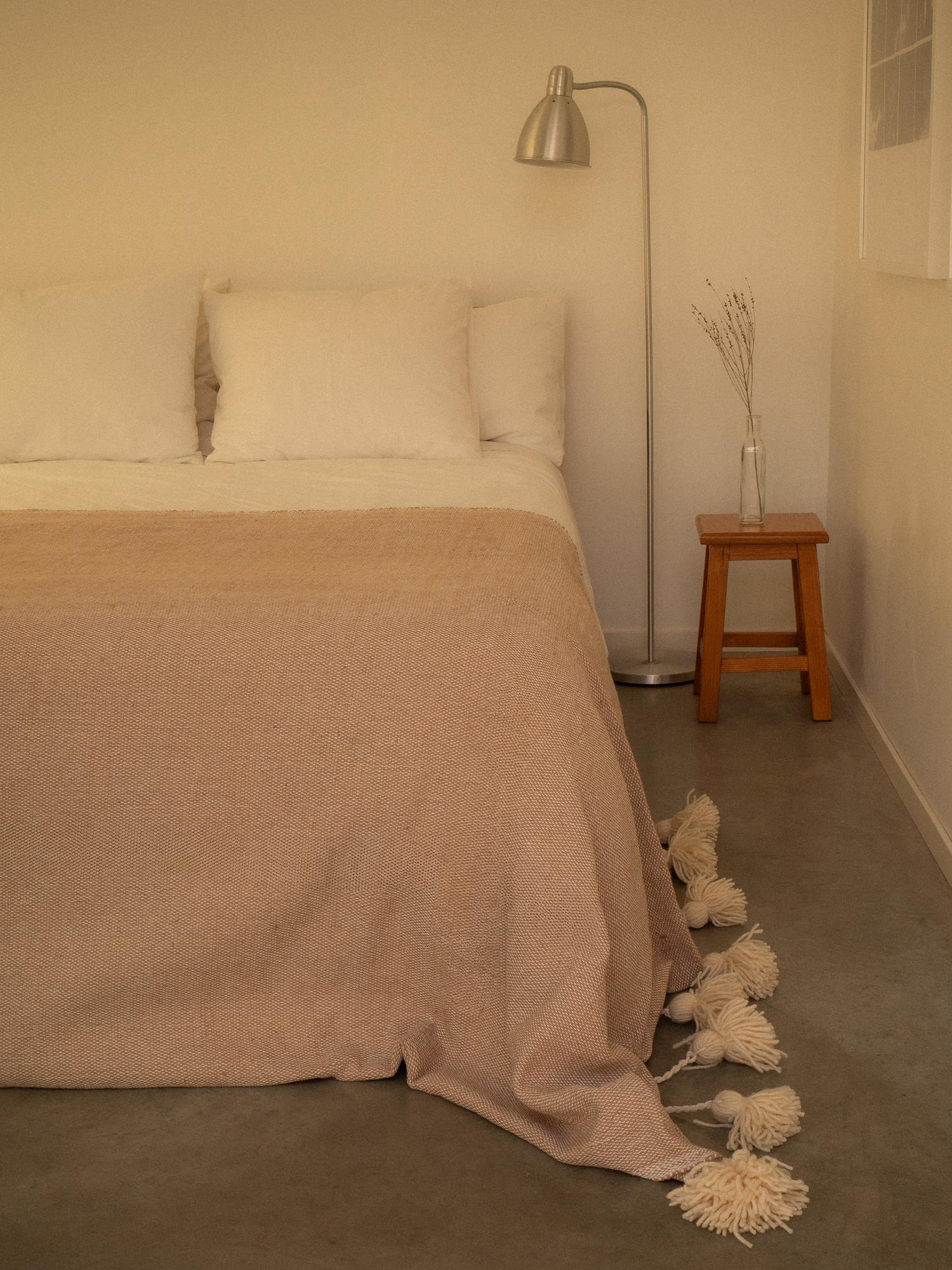 Большой хлопковый плед с помпонами Crème