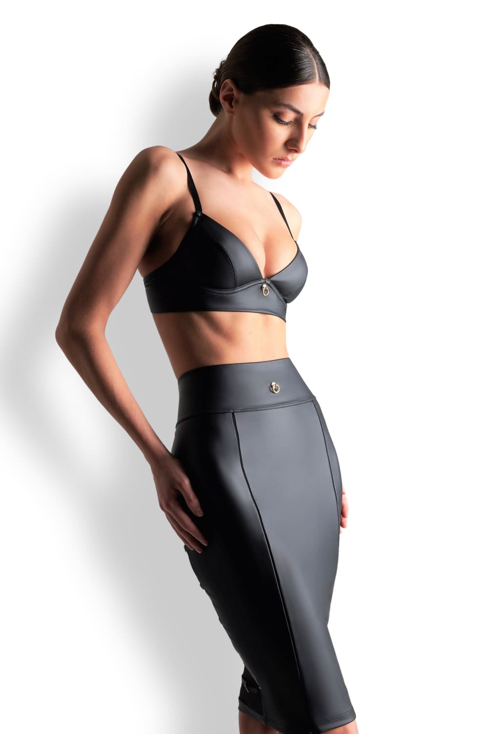 Бюстгальтер c треугольными чашками с эффектом матовой кожи Maison Close 561397