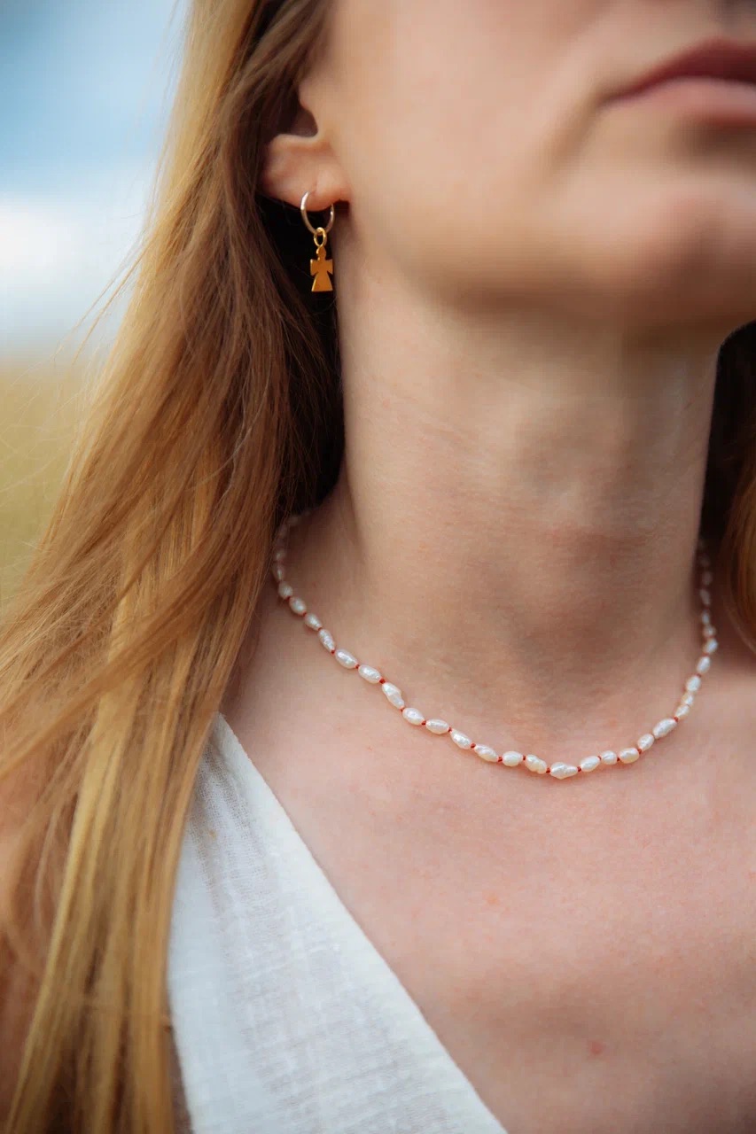 Чокер с барочным жемчугом на красной нити