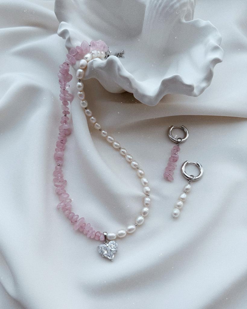 Комплект: чокер и серьги из жемчуга и розового кварца (родий)