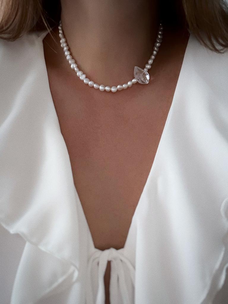Чокер с жемчугом и горным хрусталем (родий)