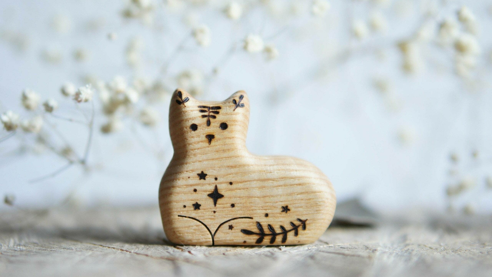 Wooden lying cat toy star (looks to the right)