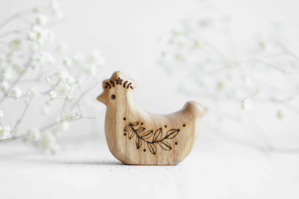 Wooden hen toy (lying) natural