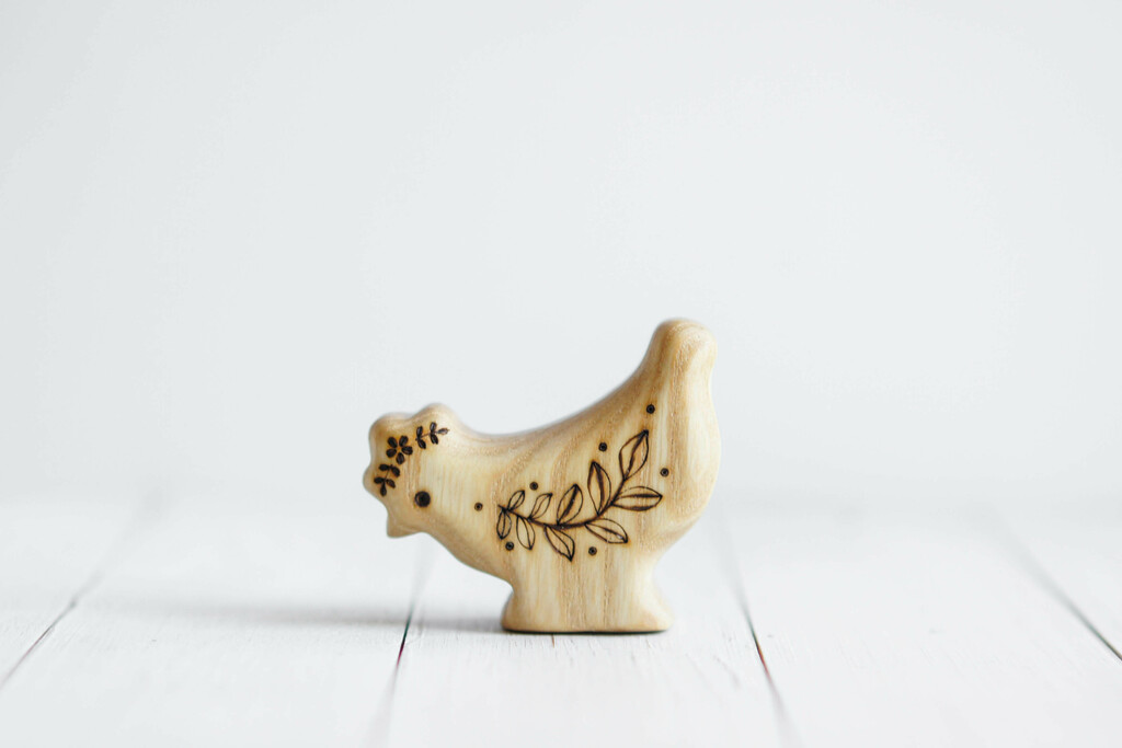 Wooden hen toy (looks down) natural