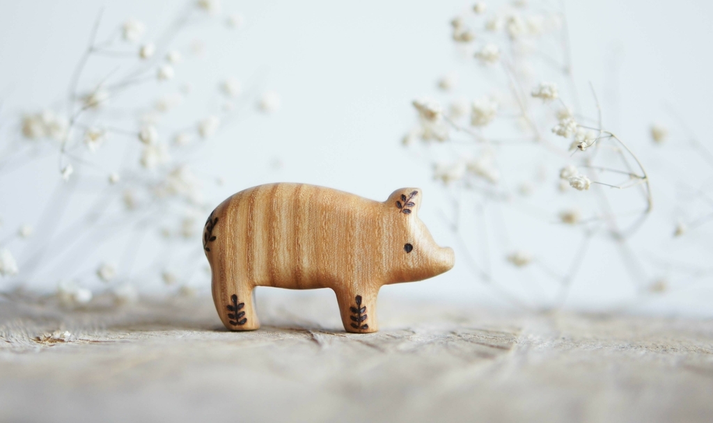 Little pig sitanding wooden toy