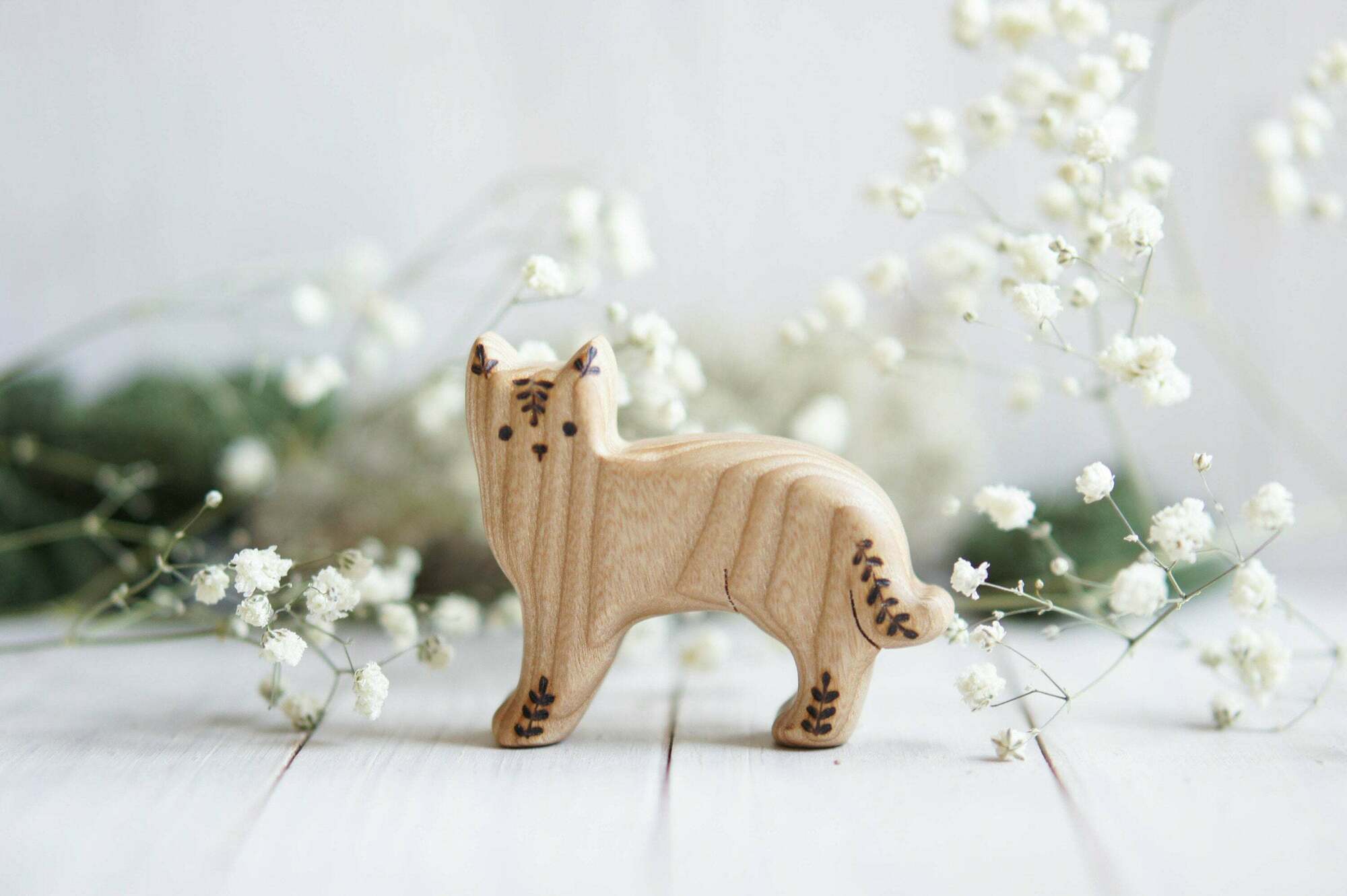 Cat standing wooden toy flower