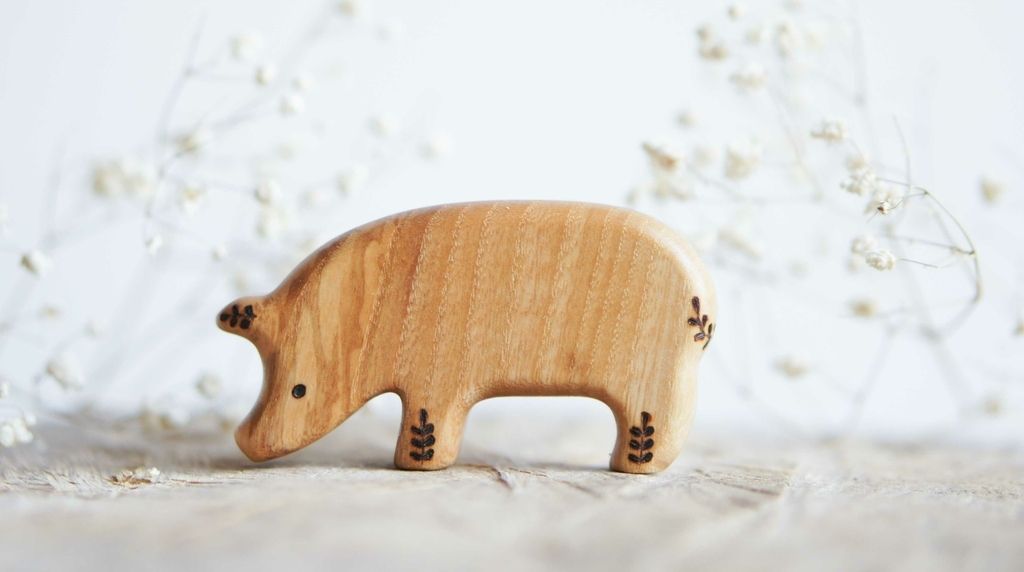 Pig wooden toy (look down)