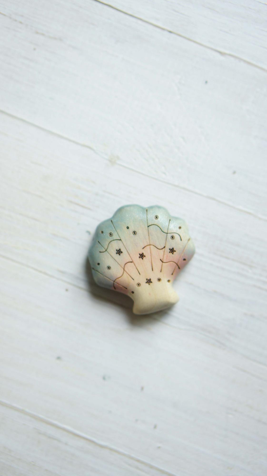 Shell wooden toy 3 (blue-pink)