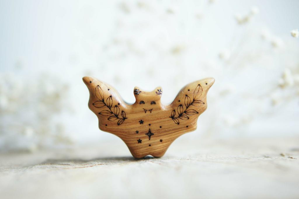 Wooden bat toy (natural color)