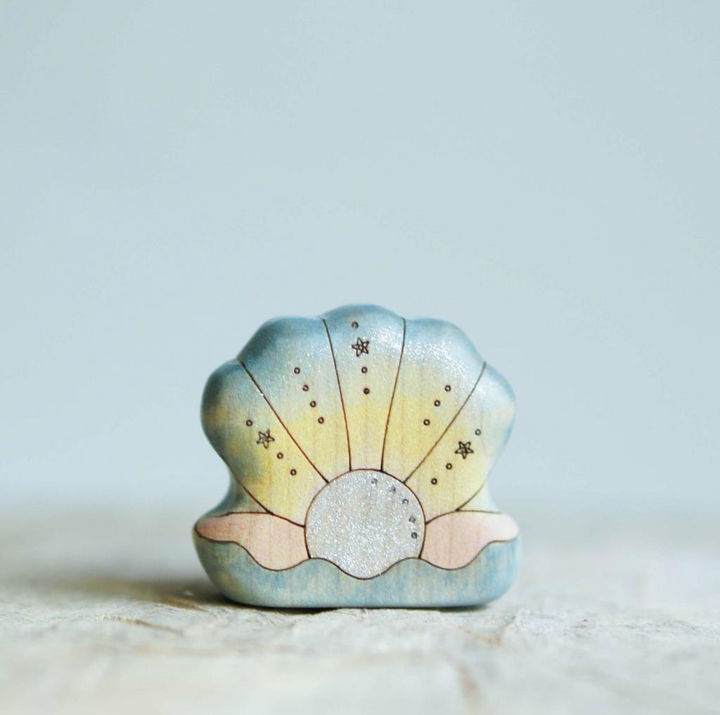 Sea shell with pearl 8 (blue-yellow)