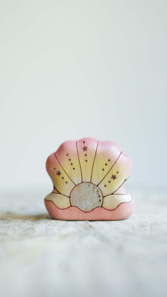 Sea shell with pearl 2 (pink-yellow)