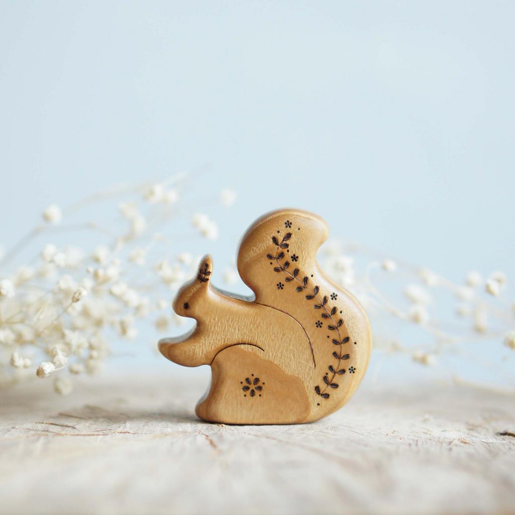 Wooden squirrel toy mom (flower)