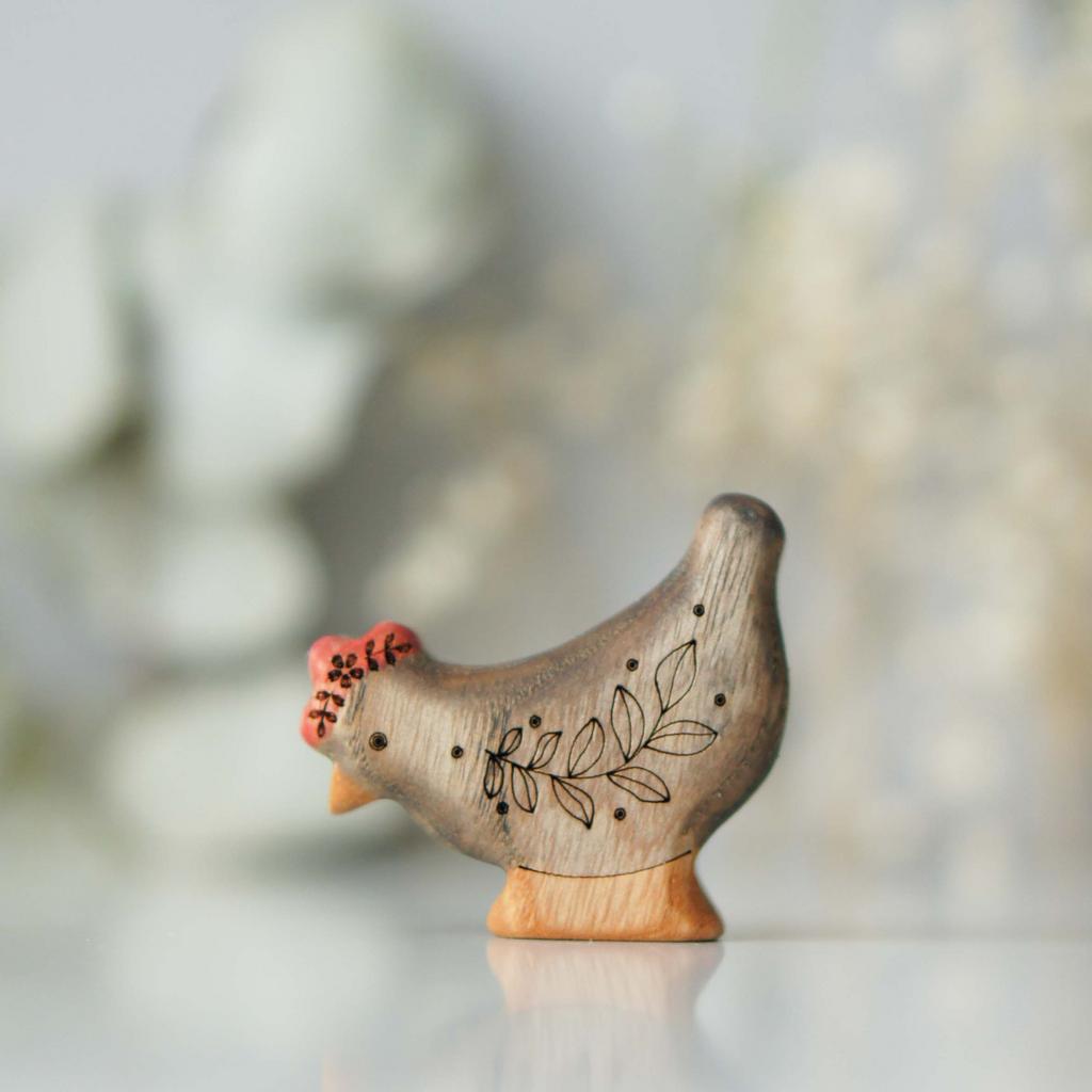Wooden hen toy looks down (color black)