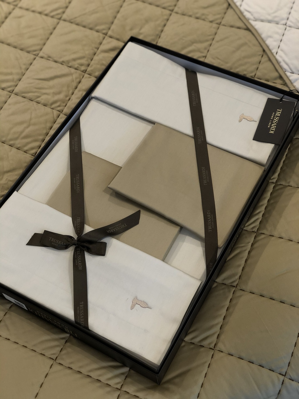 Двуспальный комплект постельного белья Лого лайн (Logo line) бежевый, бренд: Труссарди (Trussardi)