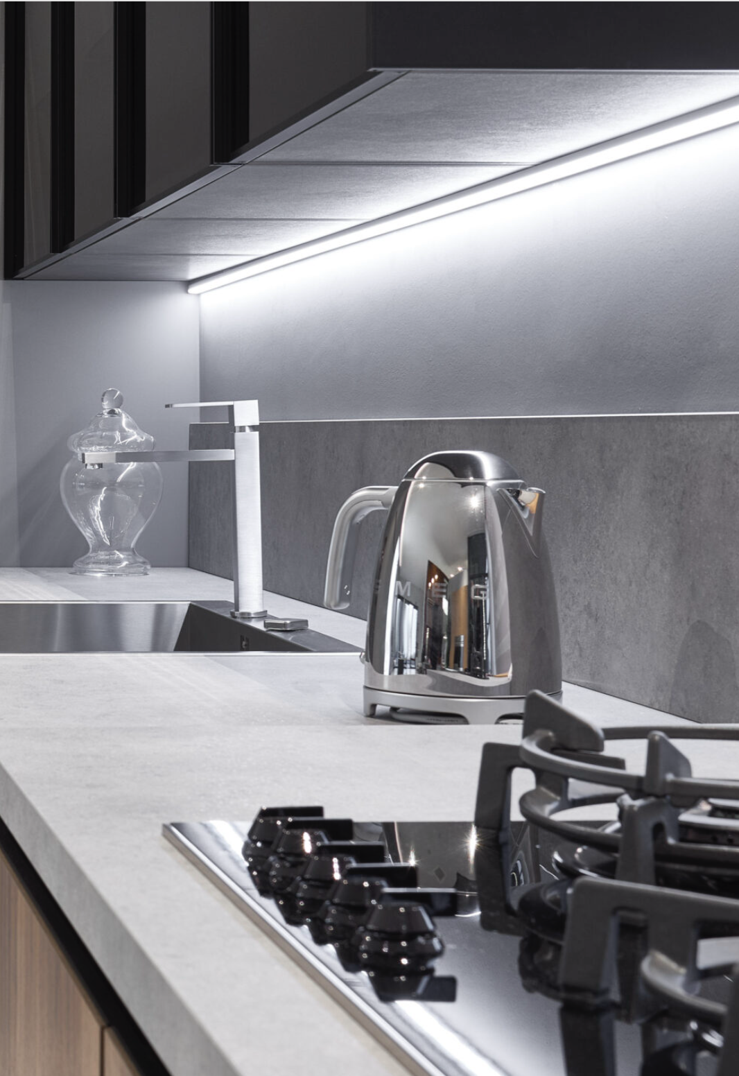 SMEG Чайник электрический с регулируемой температурой, полированная сталь