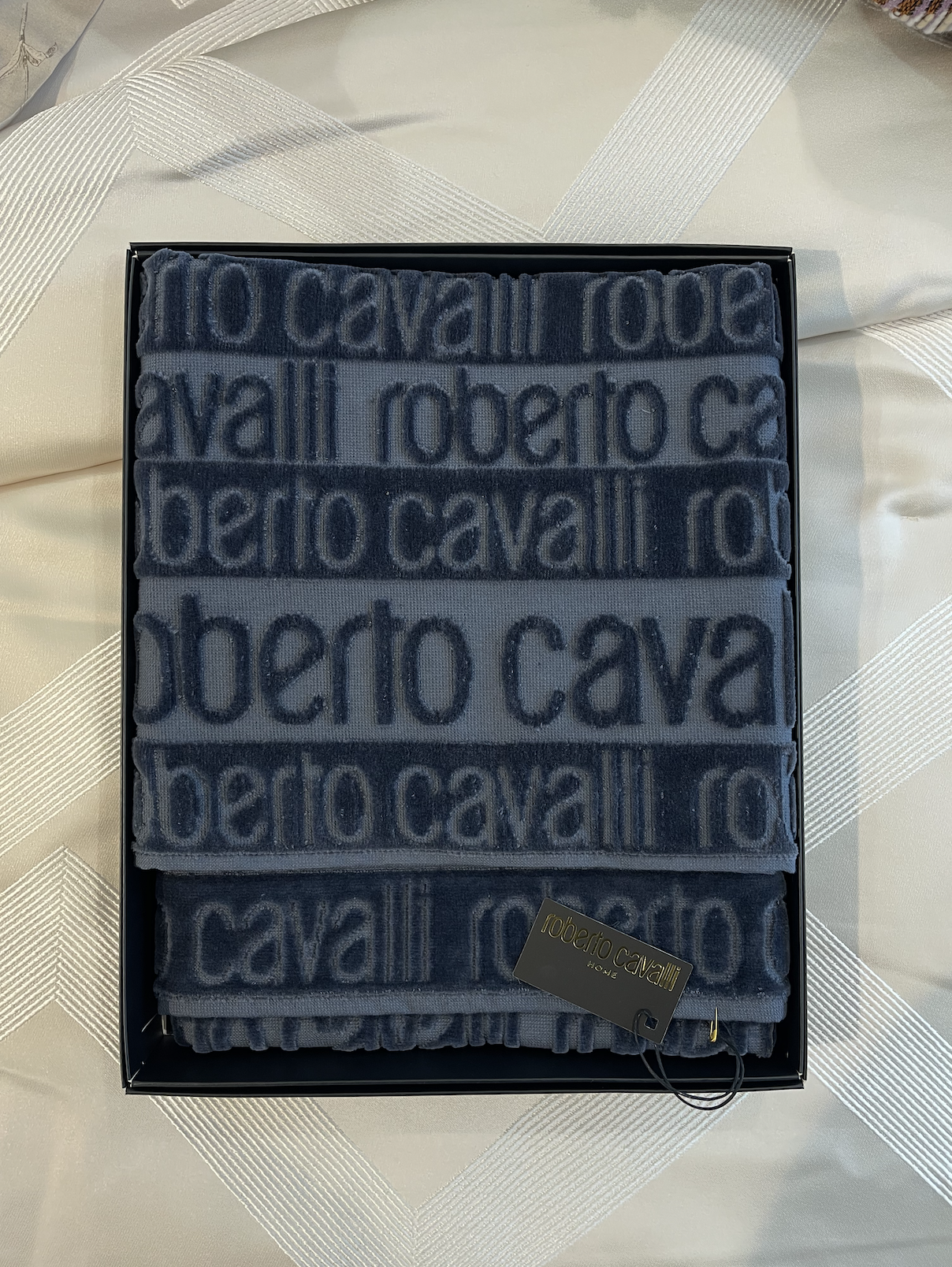 Набор из 2х полотенец Риттен (Written), чернично-черный, бренд: Роберто Кавалли (Roberto Cavalli)