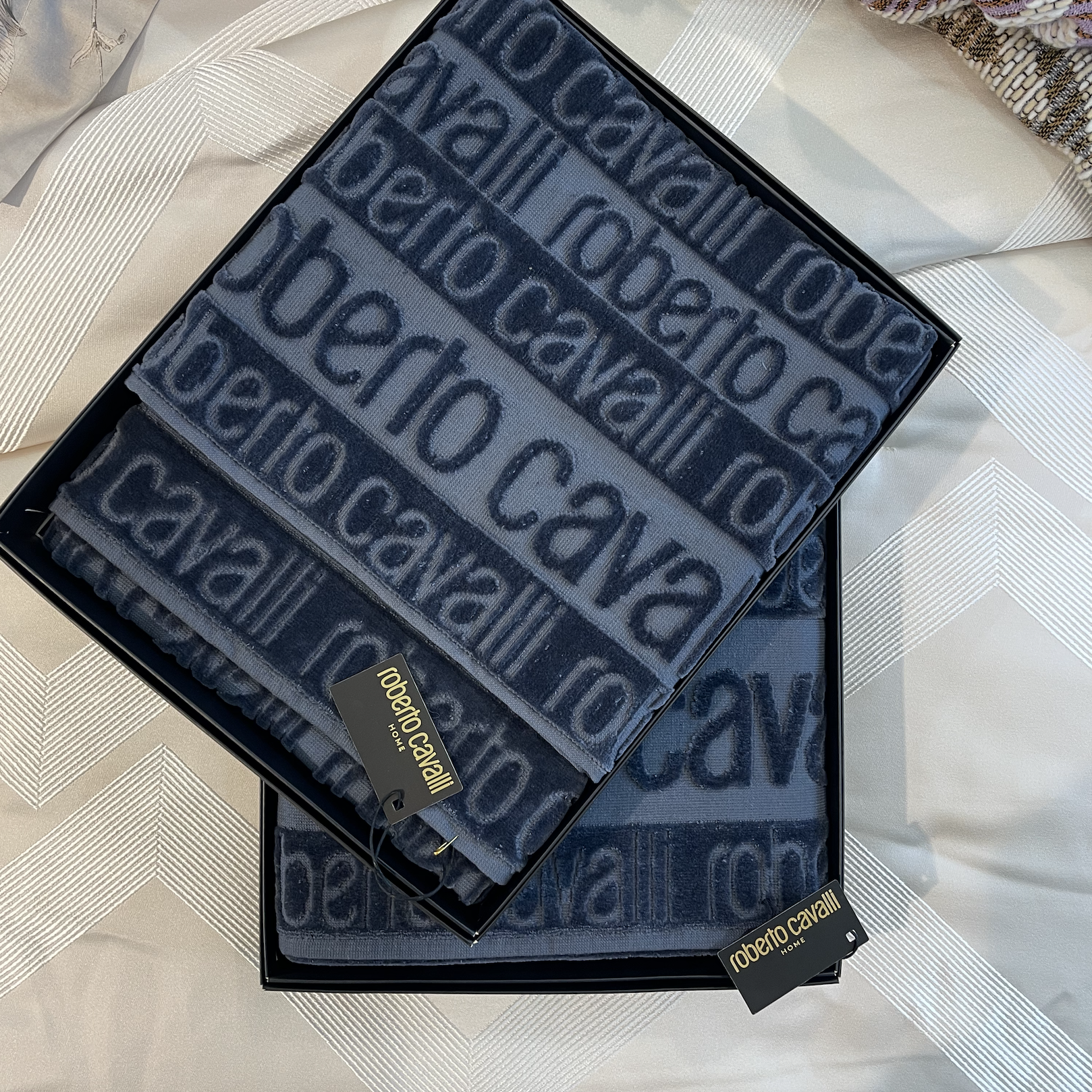 Набор из 2х полотенец Риттен (Written), чернично-черный, бренд: Роберто Кавалли (Roberto Cavalli)