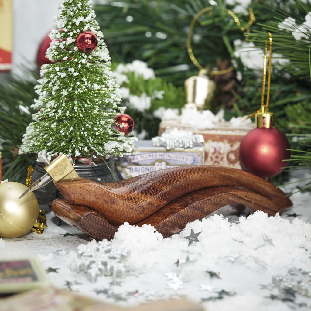 Эргономичный косой держатель пера Eben Saton 0426 010 с подставкой