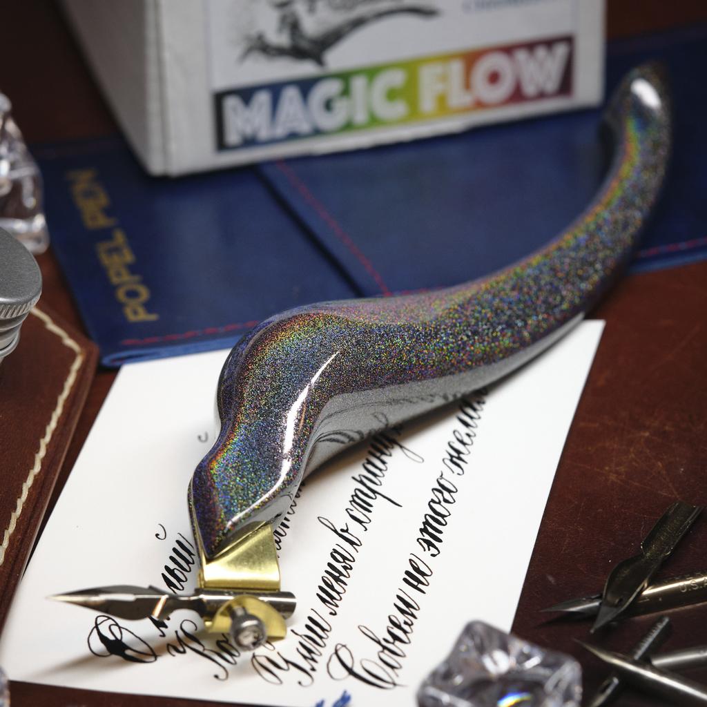 Эргономичный косой держатель пера ВОЛШЕБНЫЙ ПОТОК (MAGIC FLOW)