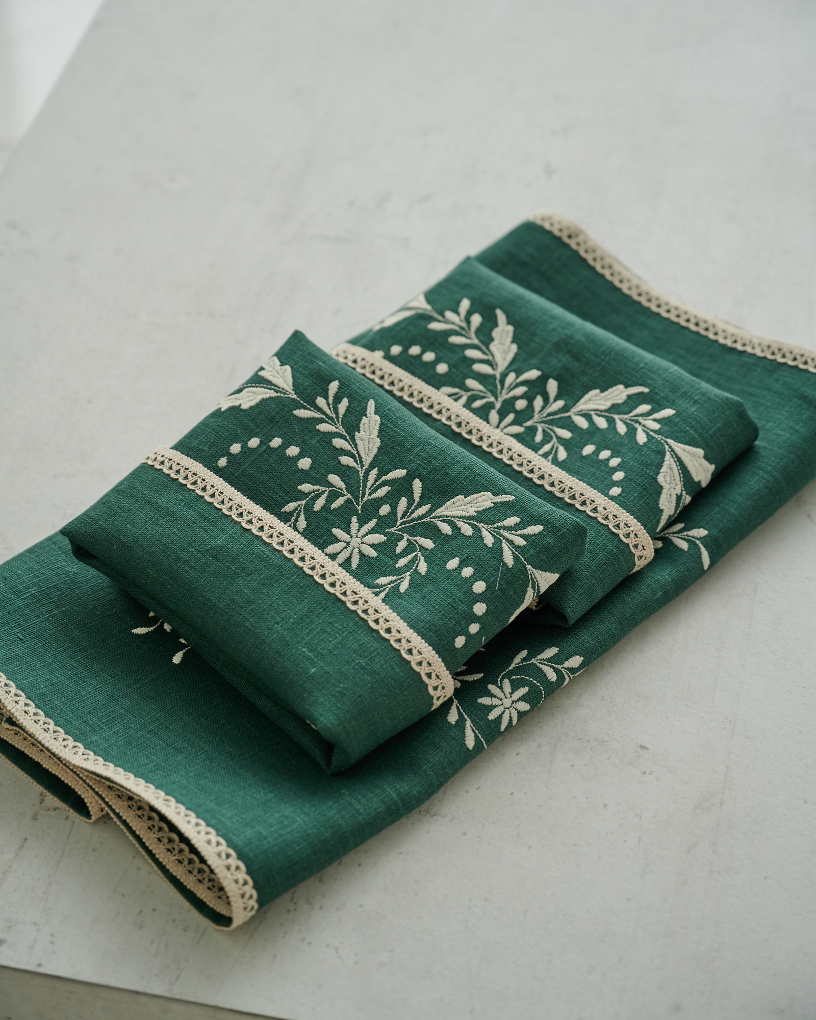 Салфетка Зелёная с молочной вышивкой